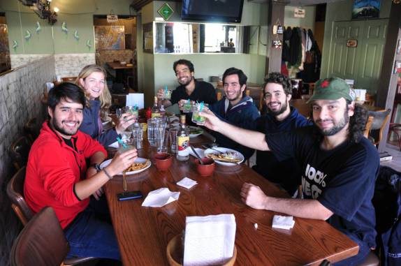 Deliciosa comida brasileira no Boteco Brasil, no encontro das expedições 1000dias e 4x1, em Vancouver, no Canadá